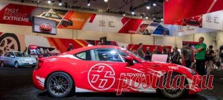 История японского автомобильного бренда Toyota насчитывает немало славных страниц. Но многие даже и не подозревают, что компания является успешным конструктором гоночных автомобилей. Однако, в музей Toyota можно проследить развитие этого сектора от первого экземпляра, предназначенного для участия в гонках, до ультрасовременных болидов, выступающих в категории F1. Фото motor1.com Выставка Toyota Motorsport Biography: Everlasting Challenge Spirit позволяет окунуться в мир гоночных машин…