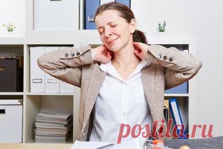 Если шея устает голову носить. Простые упражнения для шеи
Если от долгой сидячей работы у вас затекла шея – это не повод терпеть неудобство. Надо сделать несколько простых упражнений, которые помогут снять усталость и предотвратить появление боли и головокружения.
1.	Не вставая со стула нужно сцепить руки замком на затылке или на шее и двигать ею, преодолевая сопротивление. Спина при этом должна