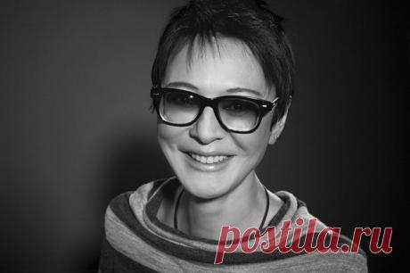 &quot;Я раскрыла мир до такой степени, что в этом мире мне стало интересно с самой собой. 

А если вам интересно с собой, то вы можете писать книги, делать все что угодно, даже без всякого мужа. 

Если вы становитесь самодостаточной, вы перестаете бояться. 

Есть и обратная сторона: если вы не боитесь одиночества, то вы одинокой и не будете&quot;

&quot;Главное - быть счастливым, а не первым при любых обстоятельствах&quot;