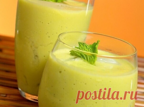 10 рецептов СМУЗИ:

1. Смузи из киви

Ингредиенты:

Киви — 4 шт.
Натуральный йогурт — 250 г
Свежевыжатый апельсиновый сок (1 крупный апельсин) — ½ стакана
Мед — 1 ст. л.
Лёд — 1 стакан

Приготовление:

1. Лед измельчить в блендере или с помощью ножа для колки льда. Разложить по стаканам.
2. Киви очистить от кожуры, разрезать пополам. Сложить в блендер киви, апельсиновый сок, йогурт и мед. Взбить до однородной массы.
3. Разлить по стаканам поверх льда, перемешать и немедлен...