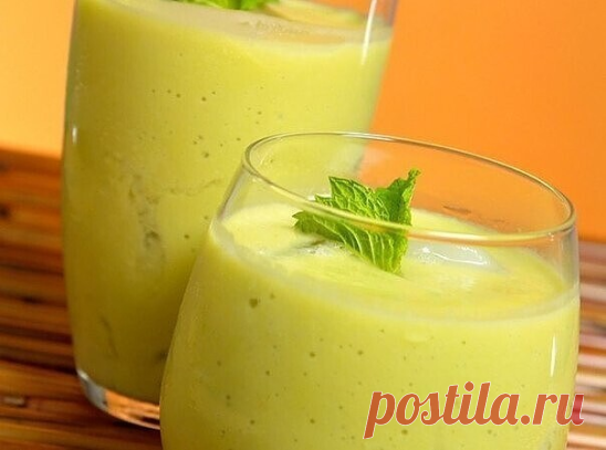 10 рецептов СМУЗИ:

1. Смузи из киви

Ингредиенты:

Киви — 4 шт.
Натуральный йогурт — 250 г
Свежевыжатый апельсиновый сок (1 крупный апельсин) — ½ стакана
Мед — 1 ст. л.
Лёд — 1 стакан

Приготовление:

1. Лед измельчить в блендере или с помощью ножа для колки льда. Разложить по стаканам.
2. Киви очистить от кожуры, разрезать пополам. Сложить в блендер киви, апельсиновый сок, йогурт и мед. Взбить до однородной массы.
3. Разлить по стаканам поверх льда, перемешать и немедлен...