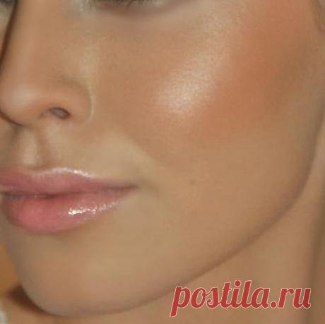 1. Умываем лицо , закалываем волосы, чтобы лицо было открытым.

2. Готовим смесь №1. Берем столовую ложку пены для бритья, добавляем пол чайной ложки соды. Хорошенько мешаем.

3. Кипятим воду в кастрюле, бросаем горсть цветков сухой ромашки.
Ставим кастрюлю на стол, накрываемся полотенцем и парим лицо. Хватает минут 5-7.

4. На распаренное влажное лицо наносим смесь, избегая области глаз и губ.

Идем в ванную, открываем кран с горячей водой. Под струю воды кладем мягкую зубную пасту.