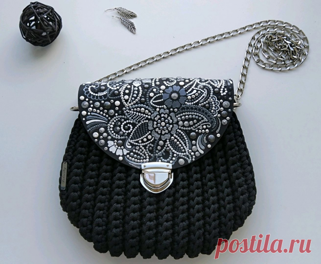 Черная сумка-ракушка с авторской росписью на клапане – заказать на Ярмарке Мастеров – LUEOGRU | Классическая сумка, Рыбинск Черная сумка-ракушка с авторской росписью на клапане в интернет-магазине на Ярмарке Мастеров. Сумка выполнена из полиэфирного шнура черного цвета.
Клапан из натуральной кожи черного цвета с авторской росписью в черно-белых, серых тонах. 
Металлическая фурнитура цвета - серебро.
Рисунок на клапане может быть любым! 
Цепь - 120 см.
Закрывается на замок.