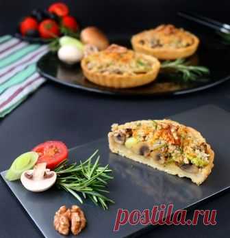 Постни маслени тарти с праз и гъби под орехова поръска
