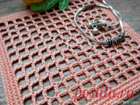 Филейное вязание от центра

Источник: pani-ann.com/

При всем многообразии узоров вязания крючком, я остаюсь горячей поклонницей простой и незатейливой филейной сетки. Она мне кажется основой, из которой можно создать практически что угодно, как листок из тетради в клетку. На листке можно нарисовать цветочек, а можно написать какую-нибудь гадость, в зависимости от настроения. Настроение поменялось — листок выкинули. С филейной сеткой в этом смысле проще: затевался цветок, ...