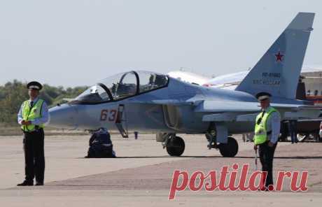 Я предполагаю, что он еще покажет себя: - &quot;Мал золотник да дорог&quot;

САМОЛЕТ ЯК-130 ПРЕОБРАЗОВАН В ЛЕГКИЙ ШТУРМОВИК.
На Международном авиационно-космическом салоне (МАКС-2015) корпорация &quot;Иркут&quot; (входит в ОАК) впервые продемонстрировала модернизированный учебно-боевой самолет (УБС) Як-130 (по классификации НАТО - Mitten), оснащенный носовым лазерным дальномером.