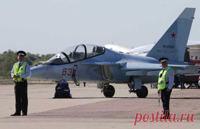 Я предполагаю, что он еще покажет себя: - "Мал золотник да дорог"

САМОЛЕТ ЯК-130 ПРЕОБРАЗОВАН В ЛЕГКИЙ ШТУРМОВИК.
На Международном авиационно-космическом салоне (МАКС-2015) корпорация "Иркут" (входит в ОАК) впервые продемонстрировала модернизированный учебно-боевой самолет (УБС) Як-130 (по классификации НАТО - Mitten), оснащенный носовым лазерным дальномером.