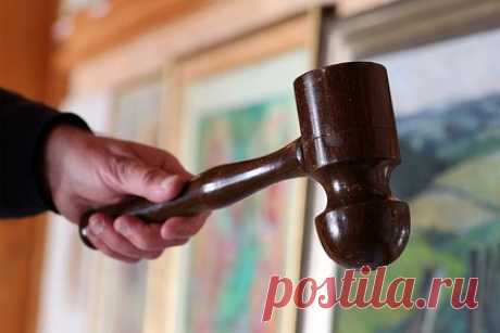 Сданную в комиссионку загадочную картину продали за 2,8 миллиона рублей. Загадочное полотно, которое сдали в благотворительный магазин, признали работой известного художника начала XX века. Картину, на которой изображен присевший на корточки обнаженный молодой человек, сдал в комиссионку неизвестный. Оценщик понял, что полотно может принадлежать кисти Генри Тука.