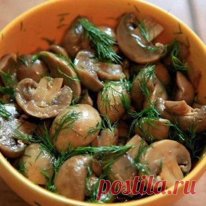 Вкуснейшие, сочные грибочки за 15 минут!
Всегда готовлю по этому рецепту, быстро и вкусно!
⠀
Ингредиенты для рецепта:
- 1 кг. шампиньонов (желательно самых маленьких)
- 1 ст.л. соли
- 1 ст.л. сахара
- 1 ч.л. уксуса
- 1,5 ст.л. приправы по-корейски (сегодня у меня кавказская приправа, с ней тоже очень вкусно)
- 2 ст.л. подсолнечного масла
- 2 луковицы
- 2-6 зубчиков чеснока (я положила 5)
⠀
Как приготовить:
Смешать чистые грибы, соль, сахар, уксус, приправу, тушить 10 минут...