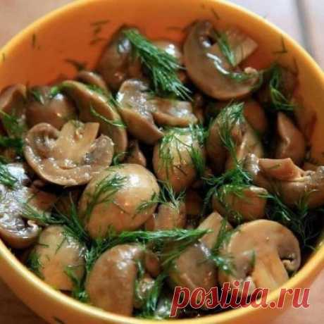 Вкуснейшие, сочные грибочки за 15 минут!
Всегда готовлю по этому рецепту, быстро и вкусно!
⠀
Ингредиенты для рецепта:
- 1 кг. шампиньонов (желательно самых маленьких)
- 1 ст.л. соли
- 1 ст.л. сахара
- 1 ч.л. уксуса
- 1,5 ст.л. приправы по-корейски (сегодня у меня кавказская приправа, с ней тоже очень вкусно)
- 2 ст.л. подсолнечного масла
- 2 луковицы
- 2-6 зубчиков чеснока (я положила 5)
⠀
Как приготовить:
Смешать чистые грибы, соль, сахар, уксус, приправу, тушить 10 минут...