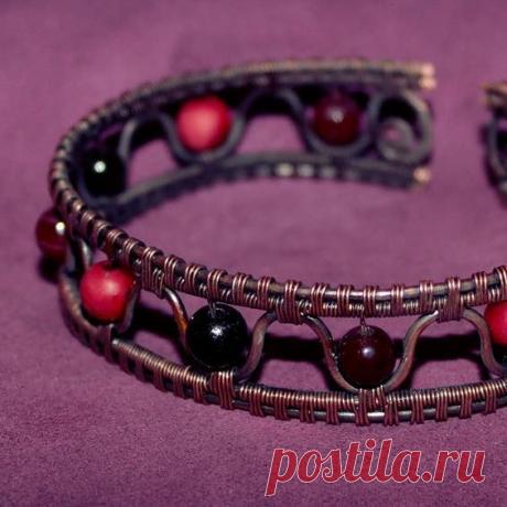 Браслет, сделан на заказ. Материалы: медь/ратина, агаты и кораллы. @_Flamens_ #_Flamens_  #украшение #натуральныекамни #ручнаяработа #браслет #кораллы #красный #агат #handmade #jewelry #braslet #gift #wire #boho #bohochic #gemlove #naturetones #naturebeads #copper #coral #agate #red #black