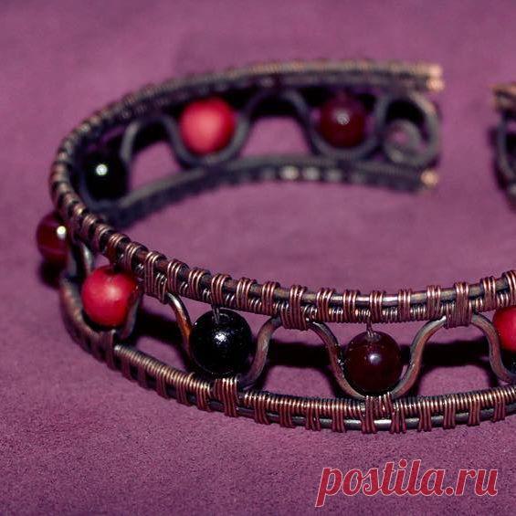 Браслет, сделан на заказ. Материалы: медь/ратина, агаты и кораллы. @_Flamens_ #_Flamens_  #украшение #натуральныекамни #ручнаяработа #браслет #кораллы #красный #агат #handmade #jewelry #braslet #gift #wire #boho #bohochic #gemlove #naturetones #naturebeads #copper #coral #agate #red #black