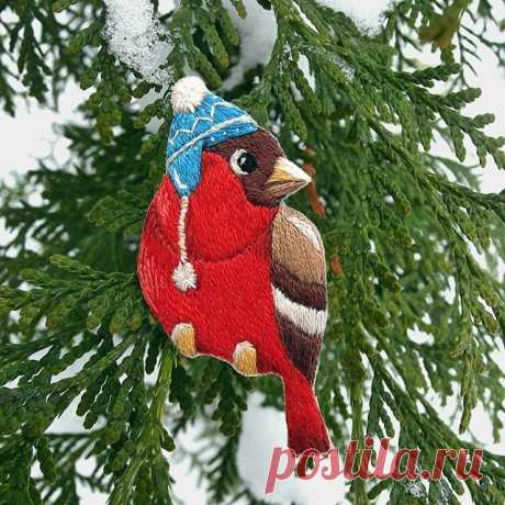 Зимний снегирик 🐦❄. Брошь с ручной вышивкой. Шапка и бумбончики - тоже вышиты 💕 Размер 60*35. Пишите в директ ;)
#вышивка #ручнаяработа #ручнаявышивка #вышивкагладью #брошь #украшения #аксессуары #мода #рукоделие #снегирь #новыйгод #рождество #подарок #новогодний #чтоподарить #птичка #брошьптица #елочка #зима #подарки #брошка #ламбадамаркет #lambadamarket #embroideryart #embroidery #handembroidered #bird #modernembroidery #thread