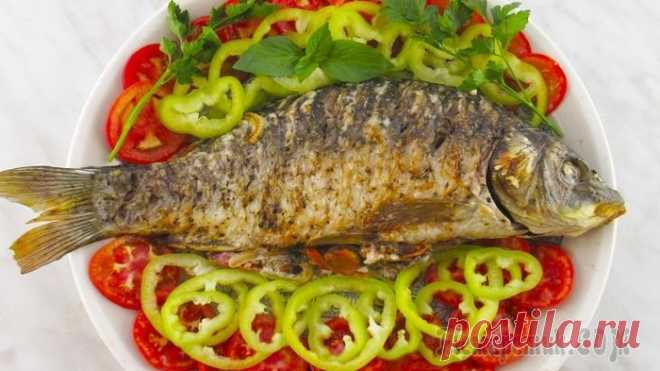 Карп фаршированный овощами, запечённый в духовке