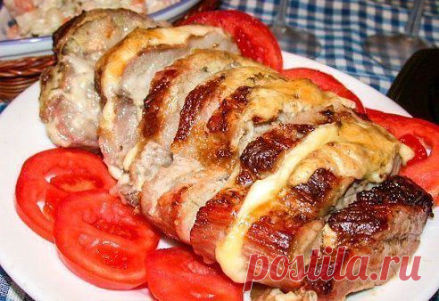 МЯСО, ЗАПЕЧЁННОЕ С СЫРОМ

● соль, молотый черный перец - по вкусу; 
● чеснок - 1-2 зубчика; 
● сыр гауда - 100-150г
Обернуть мясо фольгой и запекать до готовности при 190С примерно 40 минут. Затем осторожно раскрыть фольгу и сделать примерно 10 поперечных надре
В каждый надрез вложить по ломтику сыра. Поставить мясо в духовку на несколько минут.
Как только сыр начнет плавиться, а мясо зарумянится, достать мясо. Подрезать ломтики до конца и выложить вместе с расплавившимся кусочком сыра.