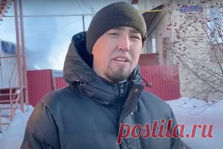 В Башкирии вынесли приговор выступавшему против золотодобычи. В Баймаке в Республике Башкирия суд приговорил к четырем годам колонии Фаиля Алсынова, который выступал против золотодобычи. Об этом сообщает агентство URA.ru. На вынесение приговора за экстремизм в Баймак съехались несколько тысяч людей со всего региона. Силовики перекрывали подъезды к зданию суда.