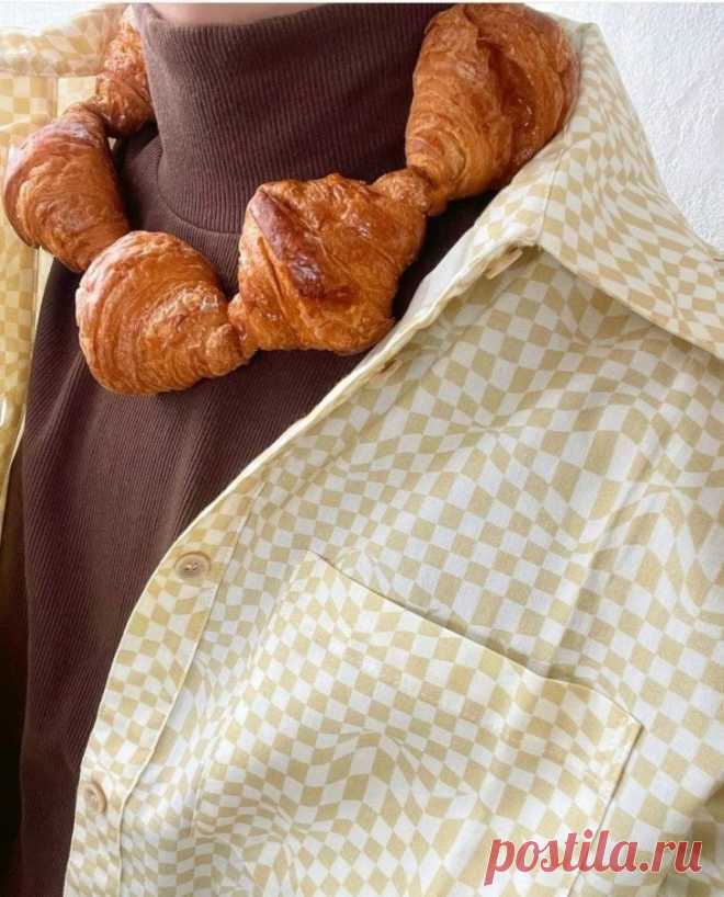 Колье из круассанов