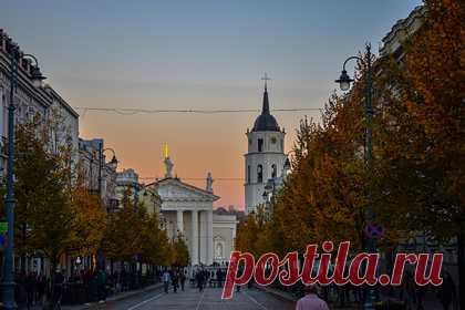 Антироссийскую политику Литвы объяснили поиском большого врага. Романтика периода борьбы за независимость в Литве быстро сменилась прагматикой. По словам жителя Вильнюса Виктора, в молодости он активно поддерживал движение за независимость так как чувствовал «единение» литовцев и русских. Однако, вскоре после достижения независимости власти начали вести антироссийскую политику.