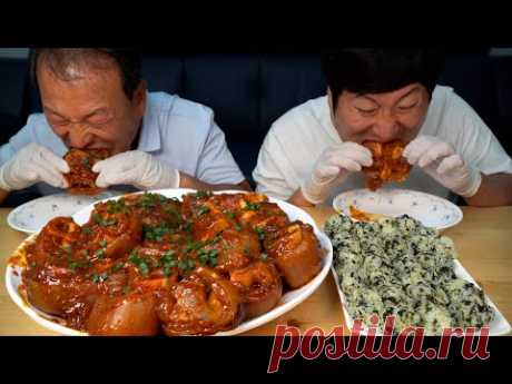 Тушеные острые коровьи ножки и рисовые шарики - шоу еды Mukbang.