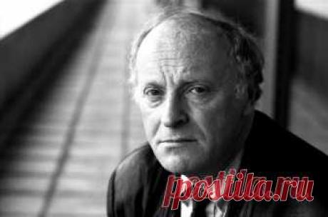 Да, мы не стали глуше или старше.
Мы говорим слова свои, как прежде.
И наши пиджаки темны все так же.
И нас не любят женщины все те же.

И мы опять играем временами
В больших амфитеатрах одиночеств.
И те же фонари горят над нами,
Как восклицательные знаки ночи.

Живем прошедшим, словно настоящим,
На будущее время непохожим,
Опять не спим и забываем спящих,
А также дело делаем все то же.

Храни, о юмор, юношей веселых
В ночных круговоротах тьмы и света
Великими для славы и ...