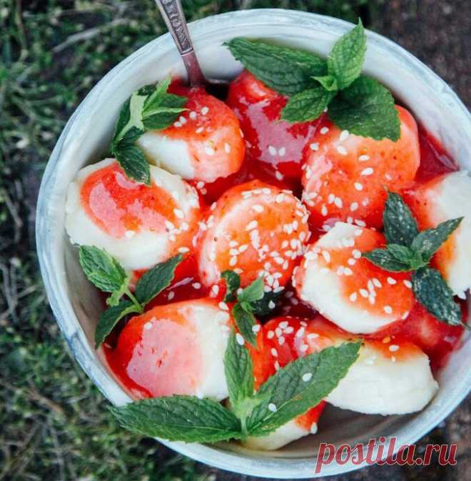 Банановый салат с клубничным соусом