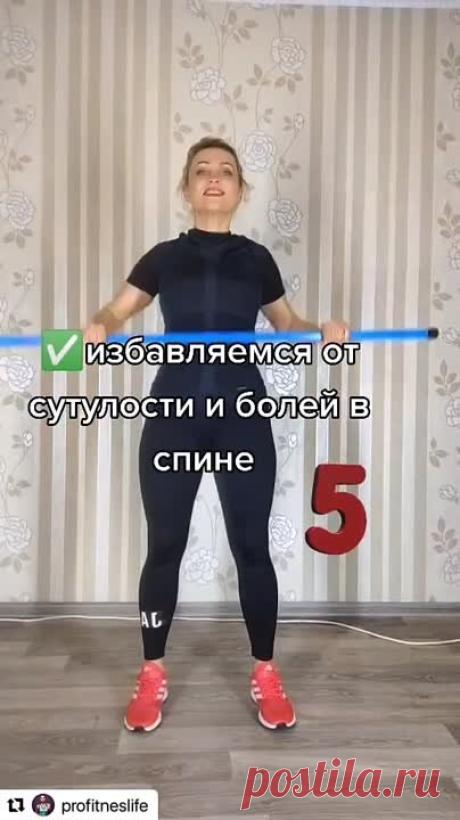 Можно взять скрученое полотенце, при удержании проработаются и руки😉