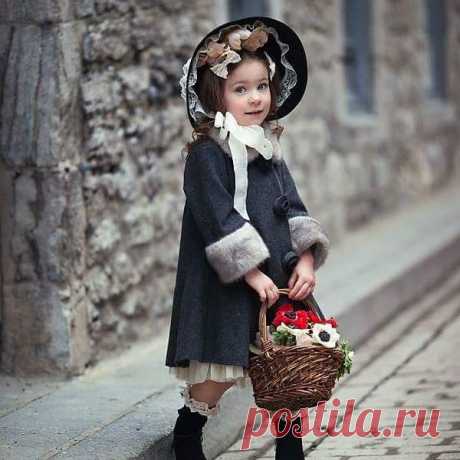 #alexieross #2017 #artsartisson #NatalieSartissonphotographe #projet365photos #shootingphotos #minimodel #enfance #fillette #vieuxport #art #photoarts @art__sartisson #mamanfiere #love #❤ #model #kidsfashion #kidsphotography #epoque #retro #petitefleur #kids nataliesartisson.com