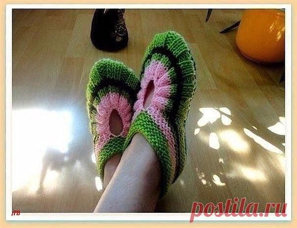 В копилку любителей вязания. Оригинальные тапочки спицами.Размер: между 35 и 37.

Вязание начинаем с подошвы,набрать 53 петли с кромочными

1 ряд: 8 лиц., накид, 17 лиц.,накид ,1 лиц.,накид, 17 лиц., накид, 8 лиц..

2 ряд и все чётные ряды все петли лиц.

3 ряд: 8 лиц, накид, 18 лиц., накид, 3 лиц., накид, 18 лиц., накид, 8 лиц..

5 ряд: 8 лиц, накид, 19 лиц, накид, 5 лиц, накид, 19 лиц., накид, 8 лиц..

7 ряд: 8 лиц, накид, 20 лиц, накид, 7 лиц, накид, 20 лиц, накид, 8 ли...