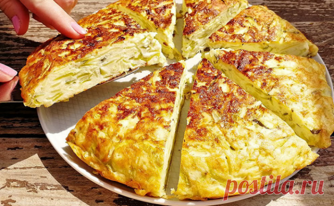 Превращаем кабачки в пирог-запеканку. Духовка не требуется, все сделаем на сковороде. Уходит моментально Кабачки можно брать молоденькие, если есть, и с кожицей. 

1. Кабачки чистим от кожицы и семян, режем на кружки. 
2. Натираем сыр на крупной терке. 
3. Зелень мелко рубим. 
4. Смешиваем сыр, зелень, яйца и сметану. Солим и перчим. 
5. Добавляем муку и разрыхлитель теста. Все хорошо перемешиваем. 
6. Выкладываем в сковороду кабачки и заливаем их смесью. 
7. Ставим в разогретую духовку на 15 …