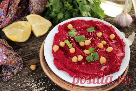 Хумус из нута со свеклой - необычный вкус и фантастически красивый цвет Рецепт свекольного хумуса отличается от классического тем, что нут смешивается со свеклой в соотношении 1 к 1. В итоге хумус приобретает совершенно другой вкус и фантастически красивый цвет! В остальном состав будет точно таким же: пюре из вареного нута, чеснок, лимонный сок, масло, тахини (так называется паста из кунжута), соль и специи. Ингредиенты: Нут вареный …