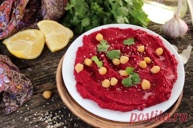 Хумус из нута со свеклой - необычный вкус и фантастически красивый цвет Рецепт свекольного хумуса отличается от классического тем, что нут смешивается со свеклой в соотношении 1 к 1. В итоге хумус приобретает совершенно другой вкус и фантастически красивый цвет! В остальном состав будет точно таким же: пюре из вареного нута, чеснок, лимонный сок, масло, тахини (так называется паста из кунжута), соль и специи. Ингредиенты: Нут вареный …
