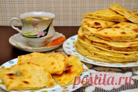 Кыстыбый
Кыстыбый - это национальное татарское блюдо, и каждая татарочка знает, как его приготовить. Кыстыбый представляют собой постные лепeшки с начинкой из картофельного пюре, или пшенной молочной каши, обильно смазанные сливочным маслом. Это очень вкусно и сытно, можно подавать как самостоятельное основное блюдо, и на завтрак хорошо со сладким чаем, и в течении дня, как перекус.
P.S: начинки можно приготовить с вечера, а потом разогреть в микроволновке, это облегчит Вам труд на следующий де