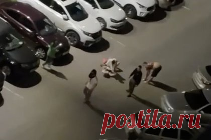 Мигранты толпой избили россиян и попали на видео