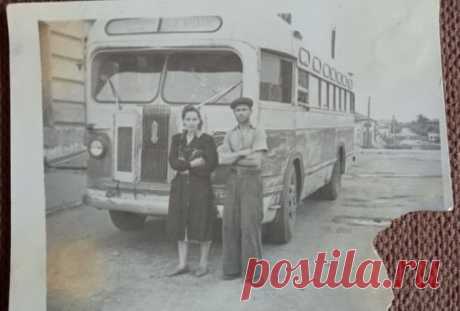"1957 год, помню папа с другими водителями ездили в Москву, пригнали несколько (автобусов) в Сызрань. (Фото, возможно, 1960 г., где-то до 1961, потом папа ушёл в механики, Ильинский мост вроде перекрыт, значит, ремонт его тогда был)", — поделилась Александра Ставропольцева (Сорокина).