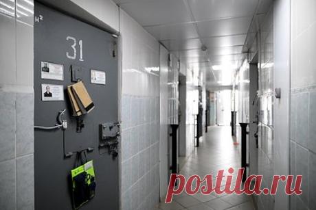 Бывший сокамерник рассказал о поведении пермского людоеда в колонии. Заключенные исправительной колонии строгого режима №10 (ИК-10) презирали и избегали Михаила Малышева, известного в СМИ как пермский людоед. Об этом «Ленте.ру» рассказал бывший сокамерник каннибала. «Малышев ходил в засаленной одежде, грязный, от него постоянно шел прокисший запах», — отметил он.