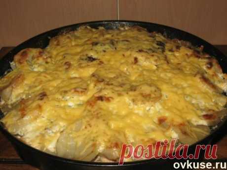 Курица с картофелем в сметанном соусе под сыром - Простые рецепты Овкусе.ру