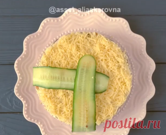 Салатик с копчёной курицей, фундуком, огурцом