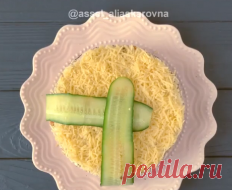 Салатик с копчёной курицей, фундуком, огурцом