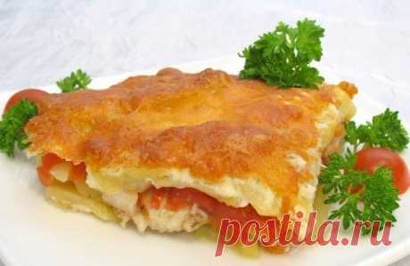 Рыбка с картофелем, запеченные под майонезом. Нежная, сочная и очень вкусная! 

 Ингредиенты 
-500 г. филе рыбы (тилапия, судак, палтус, пангасиус и т.д.)
-1 кг. картофеля
-350 г. помидоров
-100 г. сыра
-майонез
-соль
-перец

 Приготовление 
Рыбу нарезать небольшими кусочками. Посолить, поперчить, оставить на 15–20 минут. Картофель почистить, нарезать кружочками. Помидоры нарезать пластиками. Сыр натереть на мелкой терке.

В форму для запекания выложить половину картофеля,...