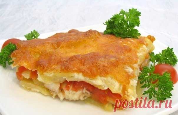 Рыбка с картофелем, запеченные под майонезом. Нежная, сочная и очень вкусная! 

 Ингредиенты 
-500 г. филе рыбы (тилапия, судак, палтус, пангасиус и т.д.)
-1 кг. картофеля
-350 г. помидоров
-100 г. сыра
-майонез
-соль
-перец

 Приготовление 
Рыбу нарезать небольшими кусочками. Посолить, поперчить, оставить на 15–20 минут. Картофель почистить, нарезать кружочками. Помидоры нарезать пластиками. Сыр натереть на мелкой терке.

В форму для запекания выложить половину картофеля,...