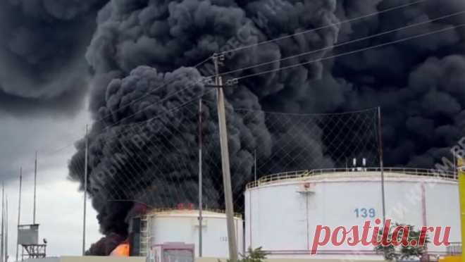 Площадь пожара на нефтебазе в Феодосии возросла. Площадь горящих резервуаров на нефтебазе в Феодосии увеличилась, продолжают гореть три емкости с нефтепродуктами. Об этом сообщает РИА Новости со ссылкой на представителя экстренных служб. По его словам, площадь пожара возросла до 1 ...