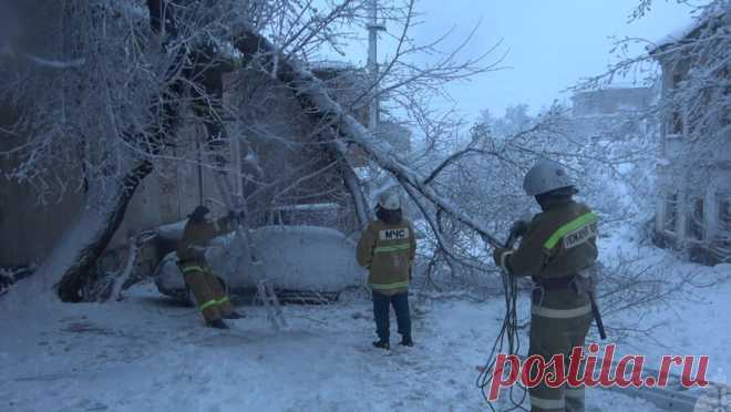 Движение по трассам ограничили в Хабаровском крае и ЕАО из-за ветра и снега. В связи с сильным ветром и снегопадом движение по автотрассам в Хабаровском крае и Еврейской автономной области было ограничено. Об этом сообщает РИА Новости со ссылкой на краевое управление МЧС России. Циклон, чей центр находится в ...