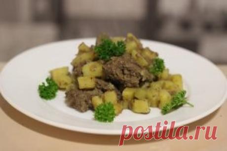 Говяжья печень с картофелем.