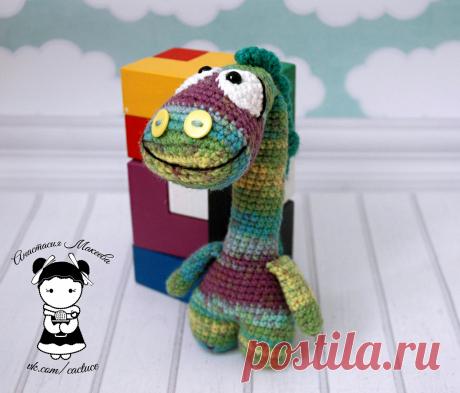 PDF Динозаврик. FREE amigurumi crochet pattern. Бесплатная схема и описание для вязания амигуруми крючком. Игрушки своими руками! Динозавр, dinosaur, dinosaurio, dinossauro, dinosaure, dinosaurier, dinozaur, dinosaurus. #амигуруми #amigurumi #amigurumidoll #amigurumipattern #freepattern #freecrochetpatterns #crochetpattern #crochetdoll #crochettutorial #patternsforcrochet #вязание #вязаниекрючком #handmadedoll #рукоделие #ручнаяработа #pattern #tutorial #häkeln #amigurumis #diy #tutorialcrochet