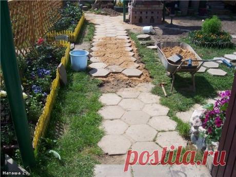 Мы можем сделать тротуарную плитку своими руками.

4 ведёрка песка (из под майонеза) 1 ведёрко цемента (500-го) 1 ведёрко воды Мешаю я в пластиковом тазике, он хорошо отмывается после работы, чем другая тара (например металлическая) Этого замеса мне хватает в самый раз на одну плитку.

Что бы залить плитку, нужно найти ровное место, к примеру большой стол.Чтобы лицевая сторона плитки была гладкая, положить лист старой фанеры.

В день 15 плиток, в жаркою погоду они застываю...