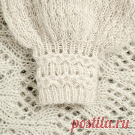 Необычная декоративная резинка
Автор - Даша, канал на Дзене "Вязунчик"
Вяжем 6 рядов резинки любимым способом. Я вяжу довольно необычным. Резинка начинается с лицевой петли и заканчивается изнаночной. Далее вяжем каждые две петли вместе лицевой, чтобы лицевая оказалась сверху, т. е. с наклоном влево. Следующий ряд получается изнаночным — первую петлю вяжем лицевой, вторую снимаем с накидом. Так чередуем до конца ряда.


В лицевом ряду провязанные петли вяжем изнаночными, а...