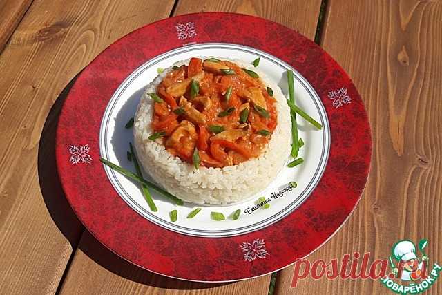Паприкаш с курицей и рисом. Паприкаш - блюдо венгерской кухни. Его можно готовить с мясом, курицей, рыбой… Я готовила с курицей. Подается с гарниром, у меня рис. Спасибо шеф-повару ресторана за рецепт, а еще огромное спасибо за подачу. Люблю готовить домашние блюда с ресторанной подачей.