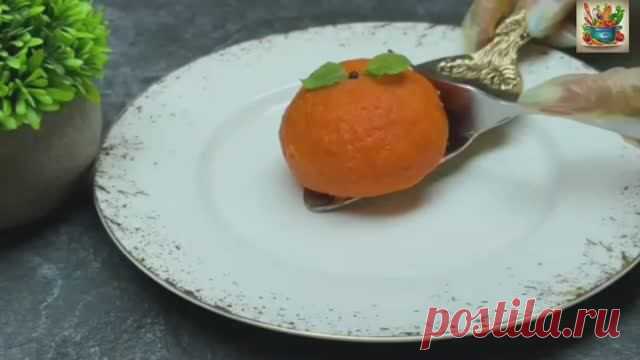 Закуска с видом мандарина на новогодний стол: Вкусный и красивый рецепт Ингредиенты:- 250 г отварной куриной грудки- 100 г твердого сыра- 2 яйца- 2 отварные моркови- 100 г майонеза-  Черный перец горошком для украшения-  Листья мяты для украшения