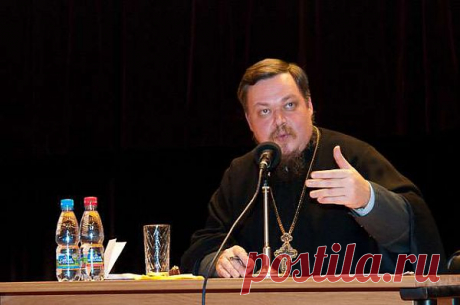 Даже информация полезная, деловая, имеющая отношение к нашим работе и благонамеренным интересам, слишком засоряет и мозг, и душу. (Всеволод Чаплин)