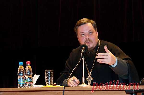 Даже информация полезная, деловая, имеющая отношение к нашим работе и благонамеренным интересам, слишком засоряет и мозг, и душу. (Всеволод Чаплин)